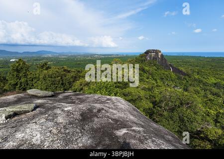 Paysage aérien de l'île de Belitung de Batu Beginda, un célèbre rocher massif surplombant la jungle, la plage et l'océan à Belitung, Indonésie, Asie Banque D'Images