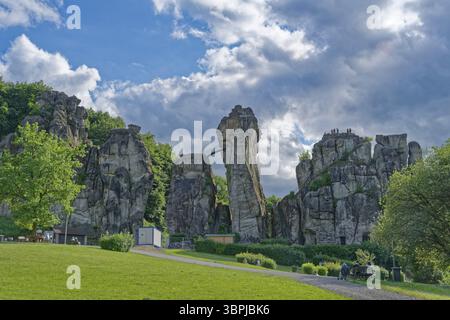 L'Externsteine, une formation rocheuse de grès d'environ 40 mètres de haut dans la forêt de Teutoburg, est un point de repère naturel et un naturel protégé et cultura Banque D'Images