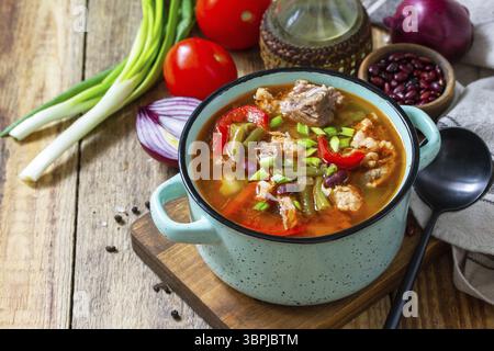 Soupe épaisse anglaise traditionnelle avec du bœuf, des haricots et des légumes sur une table en bois. Dîner ou déjeuner chaud. Copier l'espace Banque D'Images