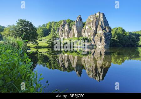 L'Externsteine, une formation rocheuse de grès d'environ 40 mètres de haut dans la forêt de Teutoburg, est un point de repère naturel et un naturel protégé et cultura Banque D'Images