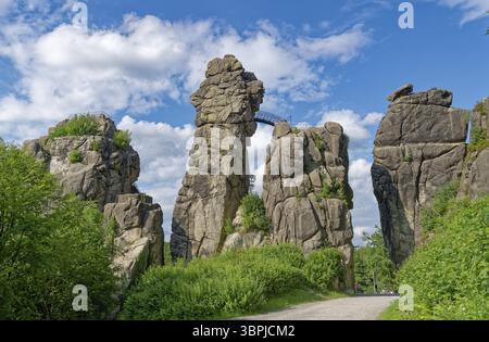 L'Externsteine, une formation rocheuse de grès d'environ 40 mètres de haut dans la forêt de Teutoburg, est un point de repère naturel et un naturel protégé et cultura Banque D'Images