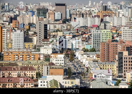 Centre-ville d'Oulan-Bator, la capitale de la Mongolie vu des airs, avec des maisons et des gratte-ciel dans un téléobjectif condensé, Oulan-Bator, Mongolie, Asie Banque D'Images