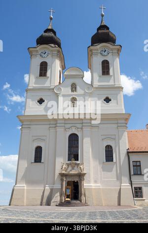 Les deux tours d'église teintées de blanc de l'abbaye de Tihany sur le lac Balaton, Hongrie, Tihany, Hongrie, Europe Banque D'Images