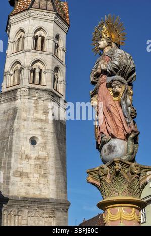 La tour penchée de l'église Saint-Jean dans le vieux centre-ville de Schwaebisch Gmuend par temps estival et un ciel sans nuages avec la figure de la Mothe Banque D'Images