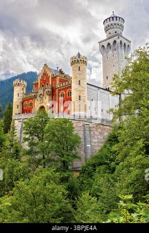 Vue de face de la façade du château de Neuschwanstein avec entrée et cour extérieure par beau temps, Schwangau, Allemagne, Europe Banque D'Images