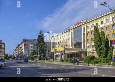 Ternopil, Ukraine 06.07.2021. Rues du centre-ville historique de Ternopil, Ukraine, un matin ensoleillé d'été, Ternopil, Ukraine, Europe Banque D'Images