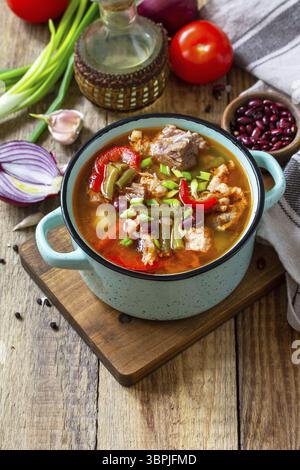 Soupe épaisse anglaise traditionnelle avec du bœuf, des haricots et des légumes sur une table en bois. Dîner ou déjeuner chaud. Copier l'espace Banque D'Images