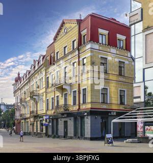 Ternopil, Ukraine 06.07.2021. Rues du centre-ville historique de Ternopil, Ukraine, un matin ensoleillé d'été, Ternopil, Ukraine, Europe Banque D'Images