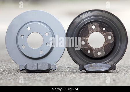 Disque et plaquette de frein pour véhicule automobile. ancien utilisé et nouveau à changer pour la sécurité Banque D'Images