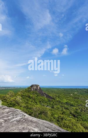 Paysage aérien de l'île de Belitung de Batu Beginda, un célèbre rocher massif surplombant la jungle, la plage et l'océan à Belitung, Indonésie, Asie Banque D'Images