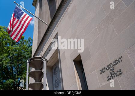 Washington, États-Unis. 08 juillet 2025. Un panneau pour le ministère de la Justice est vu à Washington. Crédit : SOPA images Limited/Alamy Live News Banque D'Images