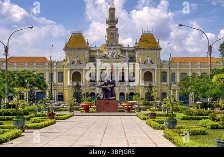 Diapositive scannée d'une photographie historique en couleur de l'ancien Hôtel de ville, un bâtiment colonial français dans la vieille ville de Saigon, Vietnam, Asie Banque D'Images