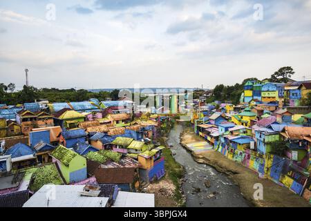 Malang, Indonésie - 08.12.2023 : Kampung Warna-Warni Jodipan, le village de couleur à Malang, Indonésie. Le village coloré est une attraction touristique i Banque D'Images