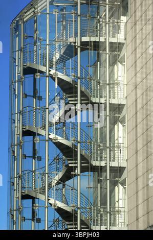 Un escalier extérieur vitré et transparent comme issue de secours d'un bâtiment moderne en plein soleil sous un ciel bleu, Offenbach am main, Allemagne, Europe Banque D'Images