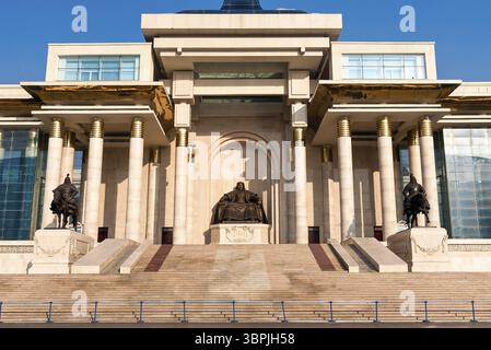 Façade avant du bâtiment du gouvernement à Oulan Bator, la capitale de la Mongolie, avec une statue de Dschnigis Khan, Oulan Bator, Mongolie, Asie Banque D'Images