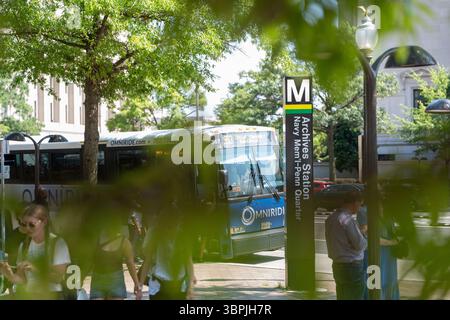 Washington, États-Unis. 08 juillet 2025. La station de métro Navy Memorial est vue à Washington. (Photo de Jen Golbeck/SOPA images/SIPA USA) crédit : SIPA USA/Alamy Live News Banque D'Images