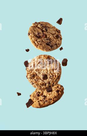 Les biscuits aux pépites de chocolat à l'avoine tourbillonnent sur fond bleu Banque D'Images