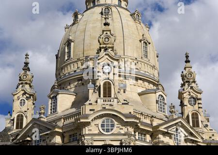 Vue détaillée du dôme de l'église notre-Dame reconstruite à Dresde avec fenêtres, pinacles et horloge par beau temps, Dresde, Allemagne, Europe Banque D'Images