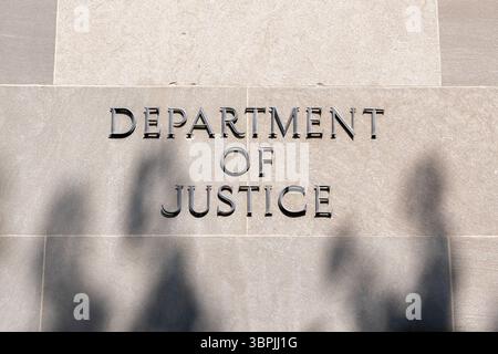 Washington, États-Unis. 08 juillet 2025. Un panneau pour le ministère de la Justice est vu à Washington. (Photo de Jen Golbeck/SOPA images/SIPA USA) crédit : SIPA USA/Alamy Live News Banque D'Images