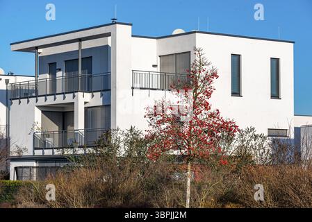 Vue d'une grande maison individuelle moderne et luxueuse avec façade blanche, balcons, terrasse et buissons dans le jardin, Francfort-sur-le-main, Allemagne, Europe Banque D'Images