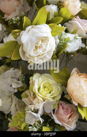 Bouquet de fleurs artificielles jaunes et roses, gros plan Banque D'Images