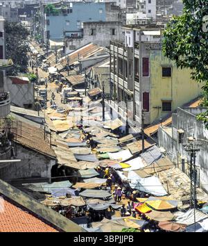 Diapositive scannée d'une photographie historique en couleur d'un marché de rue couvert de bâches dans les bidonvilles du vieux quartier de Saigon, Ho Chi Ming ville Banque D'Images