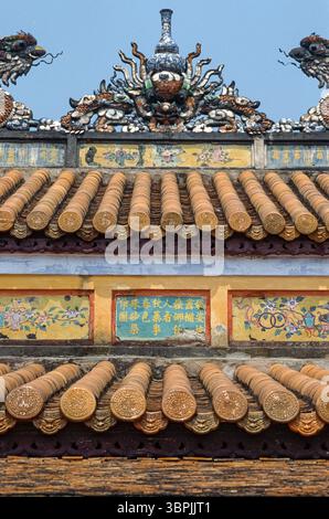 Diapositive scannée d'une photographie historique en couleur d'un motif dans la soi-disant Cité pourpre interdite, l'ancien palais impérial de Hue, cent Banque D'Images