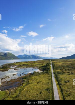 Andoy, ou Andoya, paysage en Norvège par drone. spectaculaire par la route côtière par la mer. Paysage de campagne des nordiques dans le Nordland, Norvège, Europe Banque D'Images