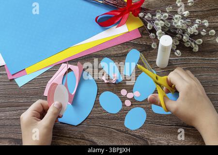 Instructions, étape 4. Félicitation carte de lapin de Pâques jouet avec oeuf de pâques. Fait à la main. Projet de créativité pour enfants, artisanat, artisanat pour enfants Banque D'Images