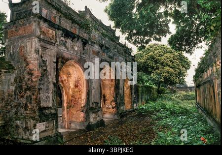 Diapositive scannée d'une photographie historique en couleur d'un motif dans la soi-disant Cité pourpre interdite, l'ancien palais impérial de Hue, cent Banque D'Images