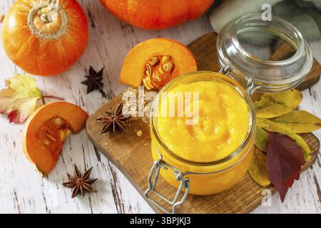 Purée de citrouille avec épices et citrouille sur une table en bois Banque D'Images