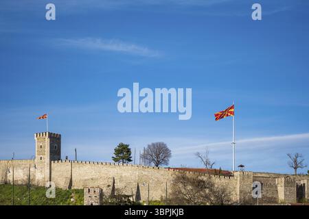 Murs de fortification de la forteresse de Kale et drapeau national macédonien à Skopje, Macédoine du Nord Banque D'Images