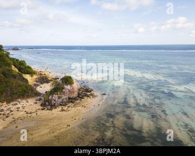 Lombok, Indonésie, paysage de vue aérienne de drone océanique de plage de Kuta Mandalika. Lombok est une île de l'ouest de la province de Nusa Tenggara, en Indonésie Banque D'Images