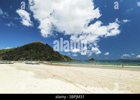 Lombok, Indonésie, paysage océanique de plage avec des personnes non identifiables pour le surf à la plage de Selong. Lombok est une île de l'ouest de Nusa Tenggara provin Banque D'Images