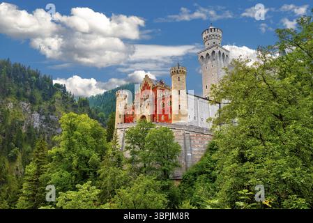 Vue de face de la façade du château de Neuschwanstein avec entrée et cour extérieure par beau temps, Schwangau, Allemagne, Europe Banque D'Images
