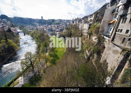 Immeubles résidentiels alignés sur un rocher avec le lit de la Saane dans la vieille ville de Fribourg, Suisse, Fribourg, Suisse, Europe Banque D'Images