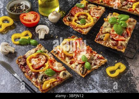 Pizza maison style Detroit. Grande pizza pepperoni rectangulaire avec champignons, salami et fromage sur une table en pierre Banque D'Images