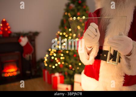 Le Père Noël utilise le marqueur noir sur le panneau de verre dans l'illustration plate avec arbre de Noël éclairé Banque D'Images