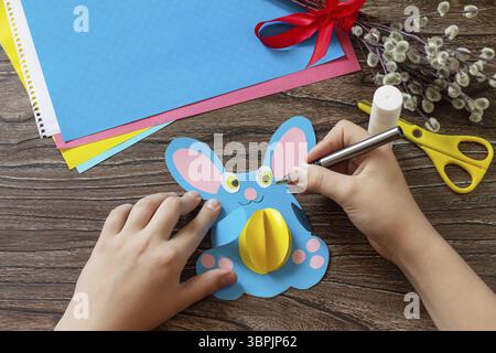 Instructions, étape 8. Félicitation carte de lapin de Pâques jouet avec oeuf de pâques. Fait à la main. Projet de créativité pour enfants, artisanat, artisanat pour enfants Banque D'Images