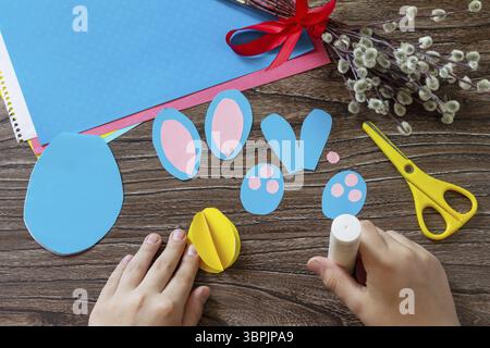 Instructions, étape 5. Félicitation carte de lapin de Pâques jouet avec oeuf de pâques. Fait à la main. Projet de créativité pour enfants, artisanat, artisanat pour enfants Banque D'Images