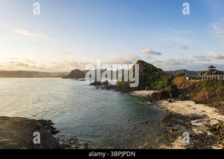 Lombok, Indonésie, vue aérienne du drone de coucher de soleil de la plage de Seger. Lombok est une île de la province de Nusa Tenggara Ouest, Indonésie, Banque D'Images