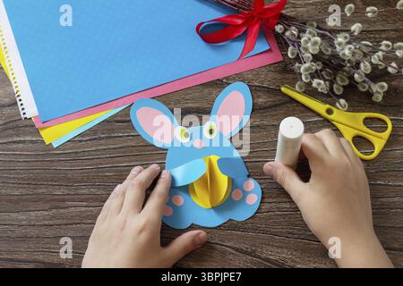 Instructions, étape 7. Félicitation carte de lapin de Pâques jouet avec oeuf de pâques. Fait à la main. Projet de créativité pour enfants, artisanat, artisanat pour enfants Banque D'Images
