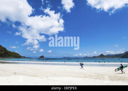 Lombok, Indonésie, paysage océanique de plage avec des personnes non identifiables pour le surf à la plage de Selong. Lombok est une île de l'ouest de Nusa Tenggara provin Banque D'Images