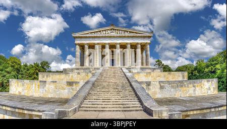 Vue de face du site mémorial de Walhalla avec sa colonnade de style grec environnante et escalier au premier plan, près de Ratisbonne, Bavière, Donaust Banque D'Images