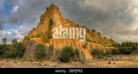 Volcan éteint HegyestU au lac Balaton, Hongrie avec ciel orageux dramatique dans le soleil, Monoszlo, Hongrie, Europe Banque D'Images