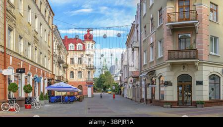 Ternopil, Ukraine 06.07.2021. Rues du centre-ville historique de Ternopil, Ukraine, un matin ensoleillé d'été, Ternopil, Ukraine, Europe Banque D'Images