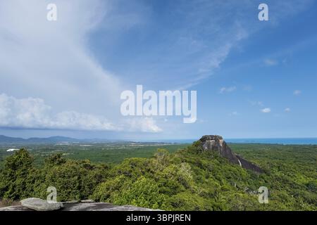 Paysage aérien de l'île de Belitung de Batu Beginda, un célèbre rocher massif surplombant la jungle, la plage et l'océan à Belitung, Indonésie, Asie Banque D'Images