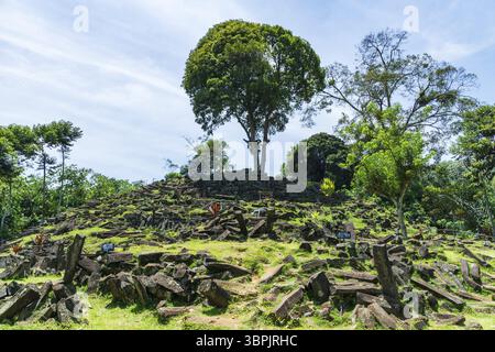 Site mégalithique de Gunung Padang à Cianjur, Java occidental, Indonésie. Gunung Padang est le plus grand site mégalithique de toute l'Asie du Sud-est Banque D'Images
