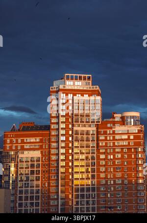 Maison rouge contre ciel bleu Banque D'Images