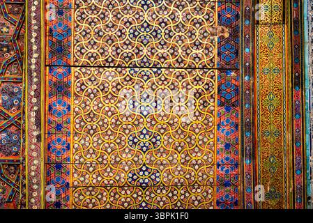 Un motif vibrant et complexe avec des formes géométriques et des motifs floraux dans des couleurs riches, y compris le rouge, le bleu, le jaune et le vert. L'œuvre d'art showc Banque D'Images